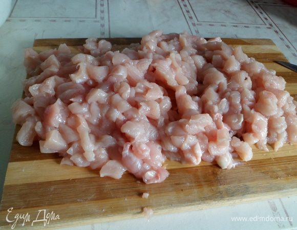 порезать куриную грудку примерно 5 на 5 мм. Добавить соль, перец.