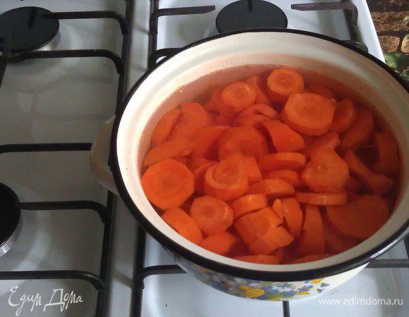 Отвариваем нарезанную морковь (4 шт.) до готовности и разминаем в пюре.