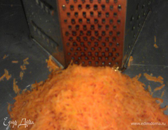 Одну сырую морковь натираем на мелкую терку.