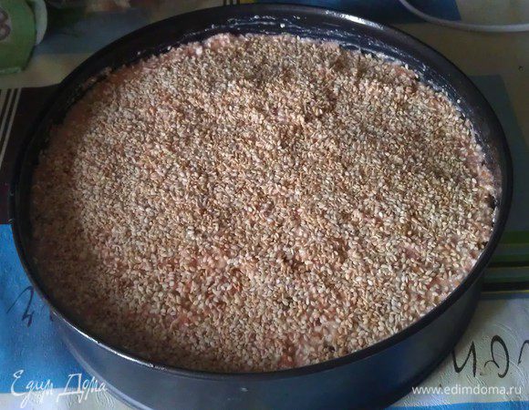 Выливаем тесто в смазанную форму и посыпаем сверху кунжутом. Ставим в духовку, разогретую до 180-200 градусов и выпекаем примерно 1 час. Лучше и вкуснее будет поставить его на ночь в холодильник, а на завтрак скушать кусочек с чашечкой свежесваренного кофе. Приятного аппетита!!!