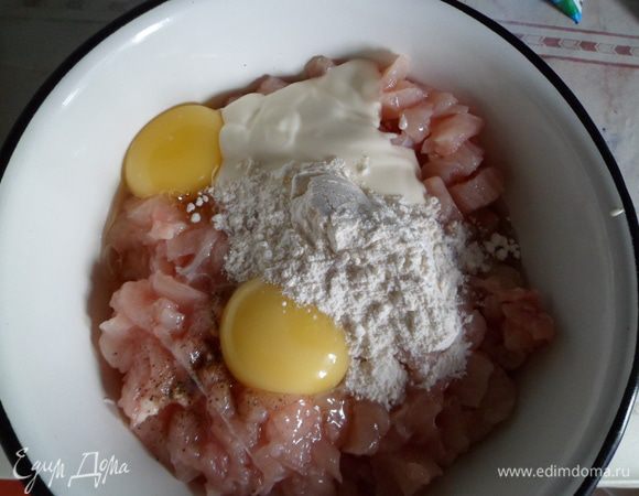 Добавить яйца, муку, майонез и мелко порезанный зеленый лук и перемешать. На разогретую сковородку вылаживать столовой ложкой, обжарить с двух сторон.