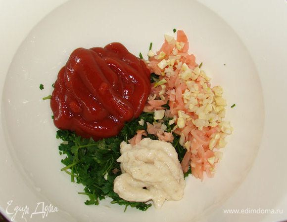 Петрушку помыть, обсушить и порубить. 
Имбирь мелко порезать. 
Чеснок не сильно мелко порубить.
Выложить в чашку петрушку, имбирь, чеснок, кетчуп и хрен.