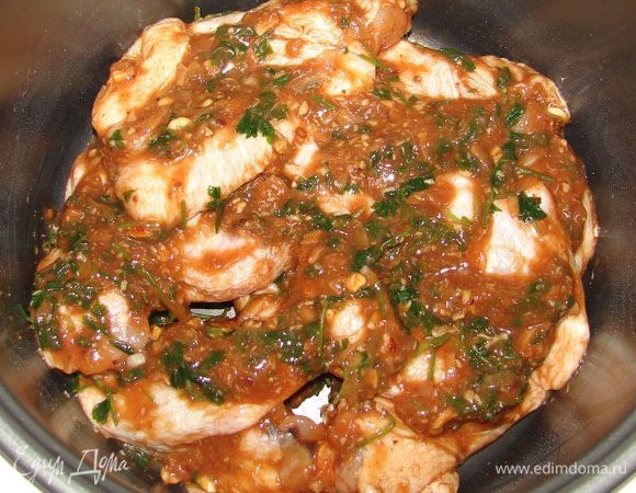 Крылышки, вымыть, обсушить и смешать с маринадом, оставить на час, периодически перемешивая. Затем выложить в чашу мультиварки, включить режим "Выпечка" на 30 мин., время от времени переворачивая крылышки. 
