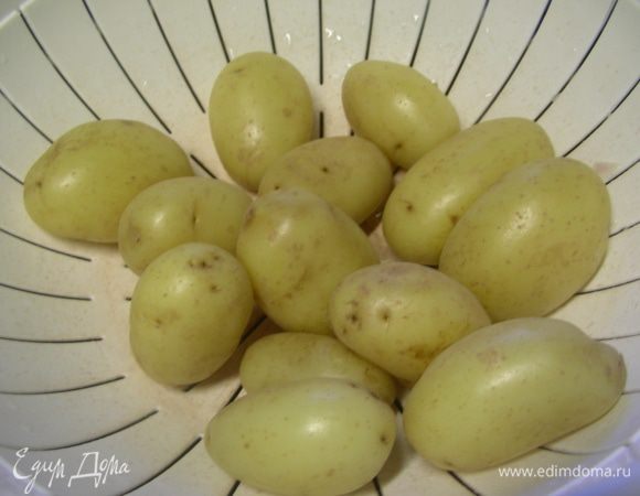 Картофель чистим (у меня молодой и я его не чистила) и отвариваем в подсоленой воде практически до готовности - минут 15 (зависит от размера картофеля). Сливаем воду, откидываем его на дуршлаг и обсушиваем. 
