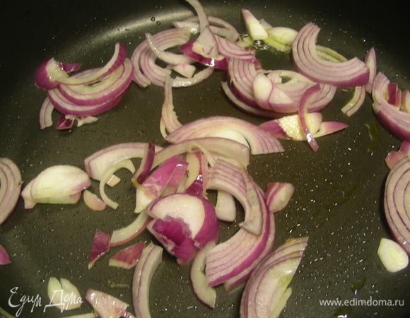 Лук режем полукольцами и обжариваем на оливковом масле до мягкости. 

