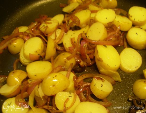 Картофель режем кружочками и добавляем к луку. Аккуратно перемешиваем. Солим, перчим по вкусу. 
