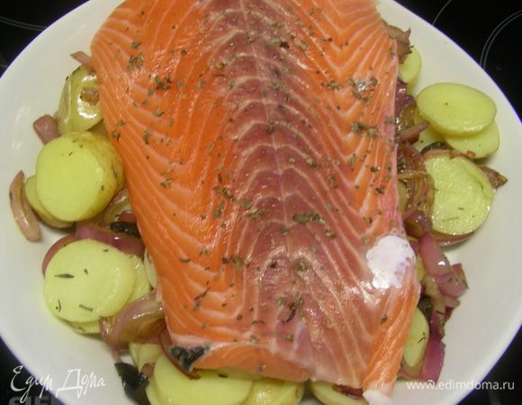 Неглубокую керамическую форму смазываем маслом и выкладываем в нее наш картофель. Сверху выкладываем филе лосося, солим, перчим, взбрызгиваем оливковым маслом и посыпаем базиликом (я посыпала сушеным за неимением свежего). Ставим в духовку 200 гр минут на 15-20 (время приготовления зависит от размера филе). Я его запекала под фольгой и сняла ее в конце. 

