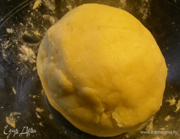 Готовим песочное тесто по любому рецепту. Я делала, как здесь: http://www.edimdoma.ru/retsepty/39151-pirog-taten-pesochnyy-yabloki-s-klyukvoy. Только муку я сразу смешала с сахарной пудрой, затем в комбайне измельчила в крошку со сливочным маслом. После добавила яйцо и вымесила тесто. Отправляем его на 30 минут в холодильник.