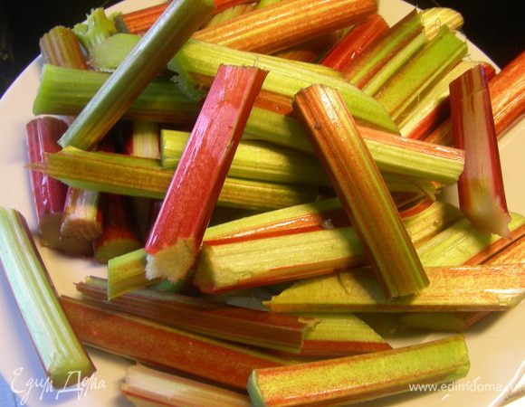 Ревень режем крупными брусочками.