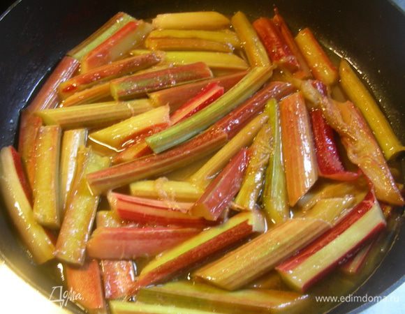 В сковороде растапливаем сливочное масло, выкладываем ревень и готовим его около 5 минут. Посыпаем сахаром, встряхиваем сковороду или аккуратно перемешиваем. Ждем пару минут, пока сахар растопится.