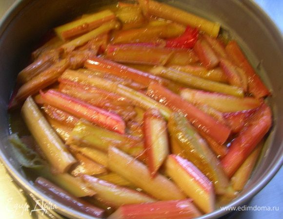 Форму диаметром 26 см смазываем сливочным маслом, перекладываем туда нашу начинку — сироп должен оказаться внизу. Оставляем остывать.