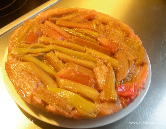 Даем остыть 10 минут и переворачиваем тарт на тарелку.