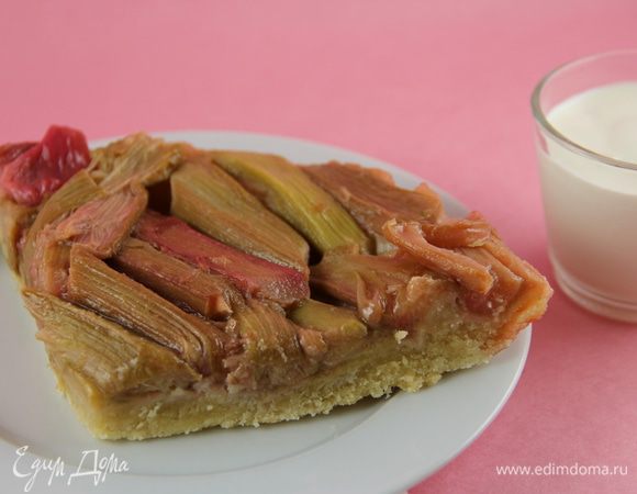 Подаем со сметаной или крем-фрешем и щепоткой апельсиновой цедры. Мне тарт больше понравился на следующий день после ночи, проведенной в холодильнике. Приятного аппетита!