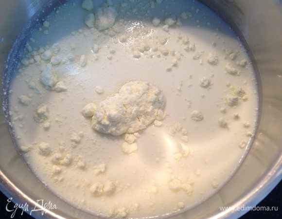 Молоко,сухое молоко и сах.пудру нагреть (до 40°), помешивая.и полностью остудить