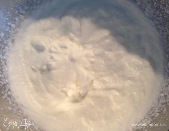 Отдельно взбить холодные сливки и вмешать в молочную смесь.Перелить в мороженицу.
Если мороженицы нет,то перелейте в контейнер и поставьте в морозильную камеру до застывания,периодически перемешивая