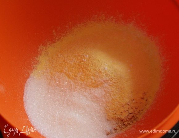Измельчим миндаль в муку. Я делаю всегда это с сахаром, чтобы миндаль не превращался в пасту. В миске смешаем миндальную и кукурузную муку с сахаром.