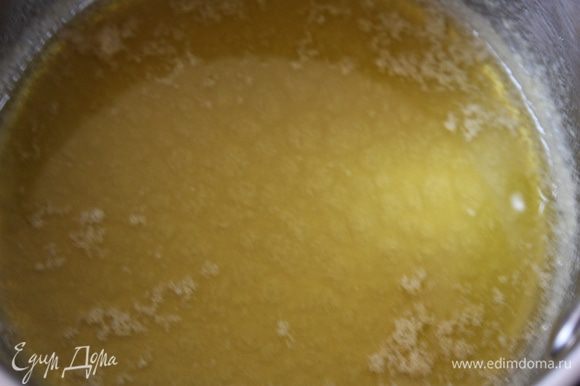 Растопим в сотейнике сливочное масло, подогреем его до янтарного цвета и появления орехового запаха,дадим ему немного остыть и процедим его.
