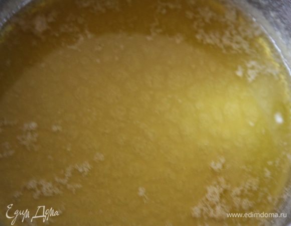 Растопим в сотейнике сливочное масло, подогреем его до янтарного цвета и появления орехового запаха,дадим ему немного остыть и процедим его.