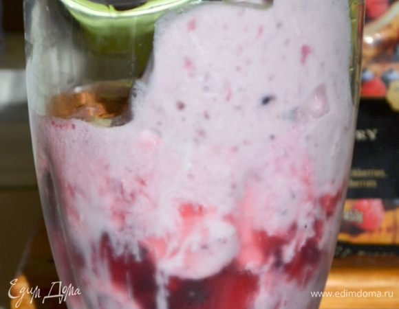 Выложим ягоды,выльем сок, йогурт, молоко, корица в блендер. И пропульсируем несколько минут до мягкого состояния.