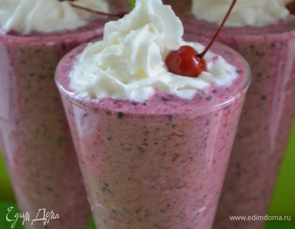 Выливаем по бокалам. Украшаем взбитыми сливками и ягодкой. Наслаждаемся.