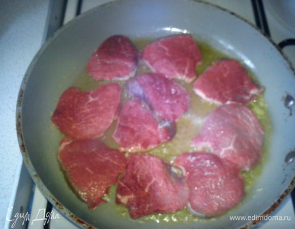 В сковороде разогреть сливочное и оливковое малсло, жарить медальоны 4 минуты.