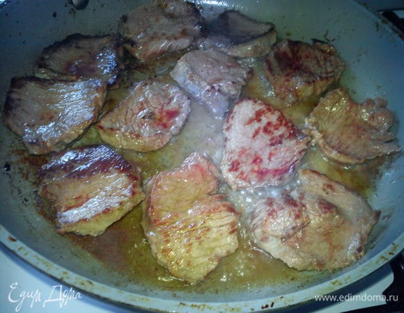 Перевернуть мясо и жарить 4 минуты с другой стороны.