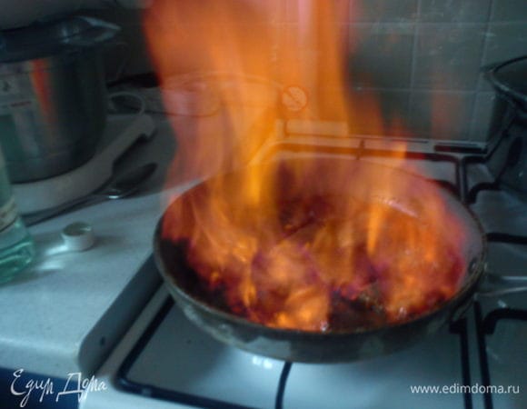 Влить водку или коньяк и поджечь