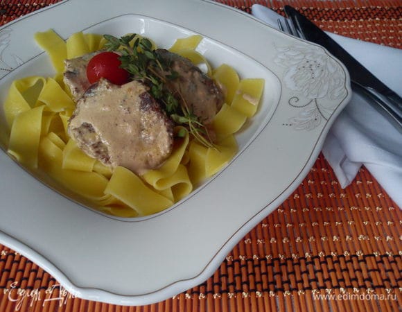 Выкладываем на тарелку лапшу, а сверху телятину и поливаем соусом. Приятного аппетита!