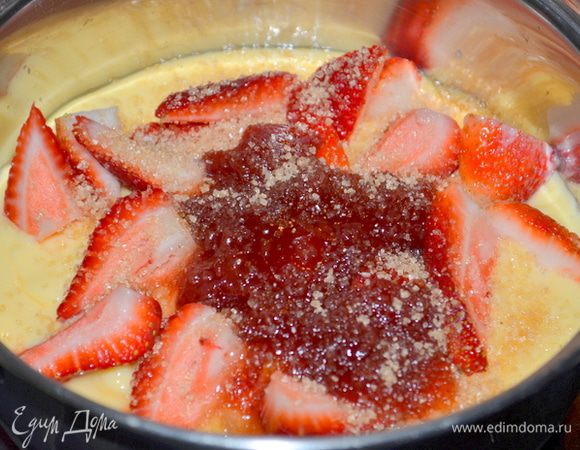 Выложим в кастрюльку клубнику, клубничный джем и сахар, ванильный пудинг на средне-медленный огонь и помешиваем примерно 4 мин.
Можно просто клубнику и клубничный джем с сахаром без ванильного пудинга.