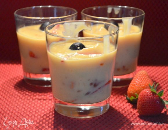 Выкладываем в бокалы. Поставим в холодильник на 1 час. Охлажденное парфе украшаем ягодкой сверху. Приятного аппетита.