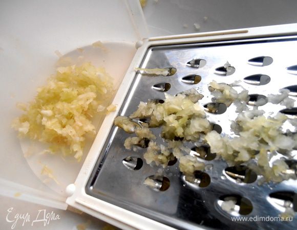 Можно все овощи мелко порубить,но я решила натереть на крупной тёрке...Вначале сельдерей без волокон натрём...