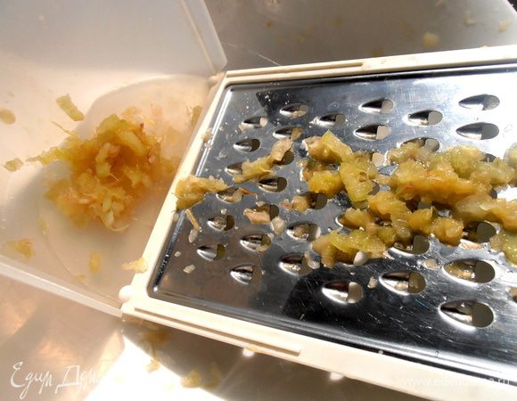 Стебель ревеня, убрав волокна...