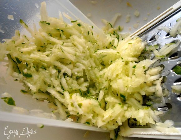 Огурцы, немного очищенные от кожи...