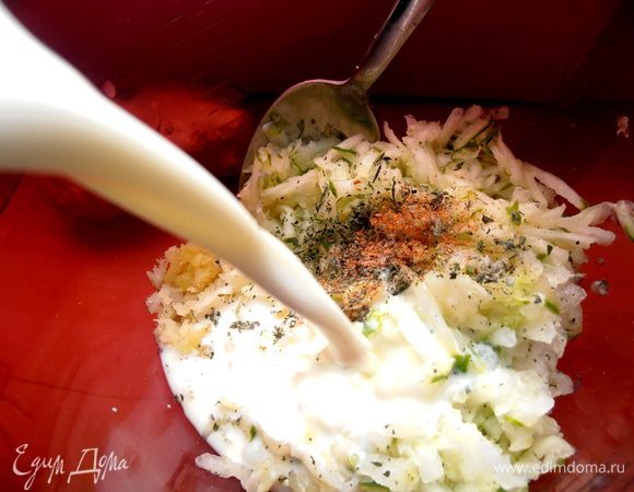 Заливаем кефиром (густой кефир можно разбавить кипячёной водой!)...