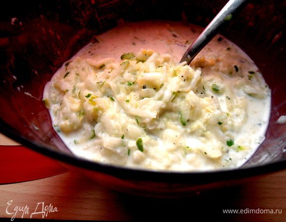 Перемешиваем и можно покрошить яйцо...