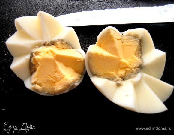 Или красиво подать его рядом, надрезав сбоку на манер фруктов!