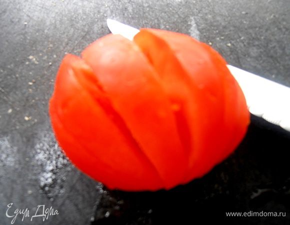 Помидорку надрезаем на дольки не до конца,чтобы выложить веером в тарелку...