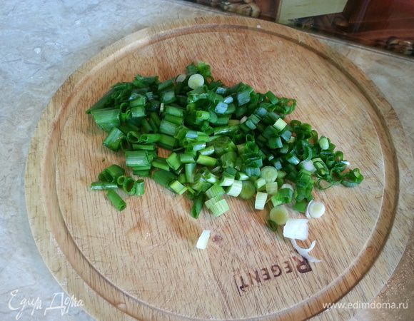Добавить зеленый лук, зелень (у меня укроп), варить еще минут десять