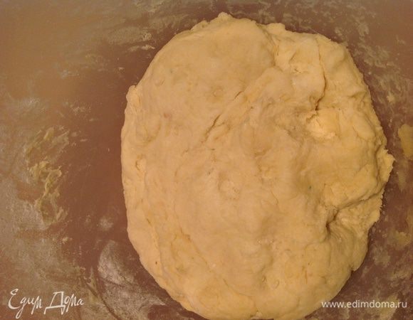 Холодное масло рубим с мукой до крошки....затем добавляем яйца...и  соль .....замешиваем тесто. И в холодильник его! Пока начинку готовим...