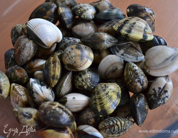 Если у вас есть возможность приобрести для этого блюда свежие вонголе, это лучше всего! ))) Итак, в этом случае, самое главное правильно подготовить, то есть промыть "ракушки". В большую миску набрать холодной воды и положить крупную соль (1-2 ст.л.). Выложить в воду вонголе и оставить минут на 30-40. Воду время от времени менять... По истечение указанного времени ракушки как следует окончательно промыть в проточной воде и скинуть на дуршлаг. Проследить, чтобы все ракушки были плотно закрыты! Поврежденные или открытые ракушки выбрасываем!   