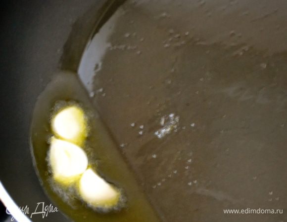 Это блюдо готовится ОЧЕНЬ БЫСТРО! Поэтому сразу ставим закипать воду для пасты. Тем временем, чеснок очистить и, при желании, разрезать вдоль. (если добавляете красный острый перец, нарежьте его кольцами) На сковороде разогреть оливковое масло. В горячее масло положить чеснок (и острый перец...) и дать ему немного подрумяниться. Самое главное - не дать чесноку подгореть - нет ничего хуже масла с привкусом подгоревшего чеснока! (((  