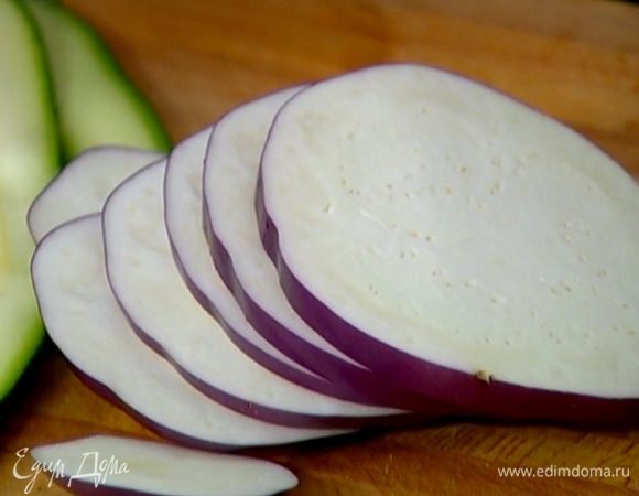 Баклажан порезать кружками.