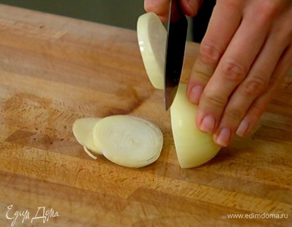 Лук почистить и нарезать толстыми кольцами.