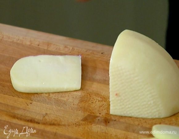 Сулугуни нарезать ломтиками толщиной в 1 см.