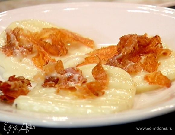 Разогреть сковороду-гриль и обжарить сыр с двух сторон до золотистой корочки, затем переложить на тарелку.