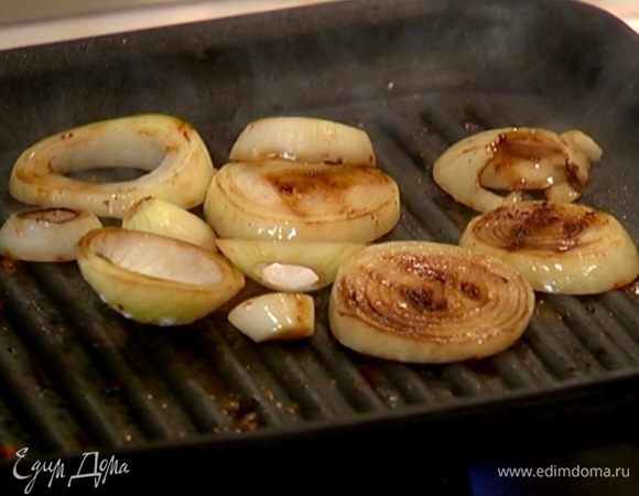 В ту же сковороду-гриль выложить лук, сбрызнуть оставшимся бальзамическим уксусом, посыпать сахарной пудрой и обжарить с двух сторон до золотистой корочки.