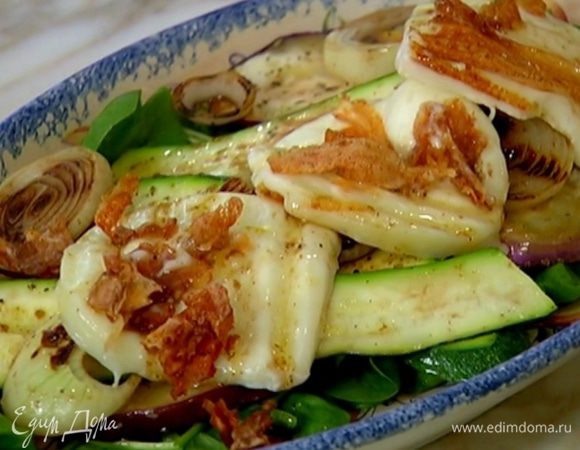 На тарелку выложить шпинат, сбрызнуть частью заправки, сверху поместить овощи, лук, сыр и полить все оставшейся заправкой.
Украсить листьями базилика.
