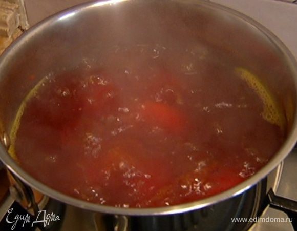 Картофель почистить и целиком отварить до готовности в подсоленной воде с добавлением куркумы, затем воду слить.