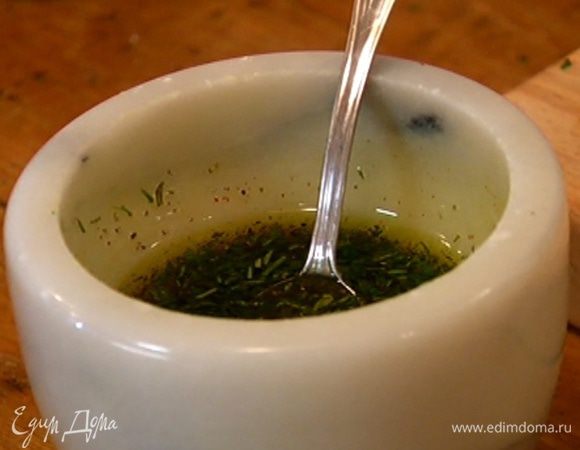 Приготовить пряное масло: лавровый лист, листья шалфея, розмарина и тимьяна мелко порубить, залить 100–130 мл оливкового масла, поперчить, перемешать и оставить на некоторое время.