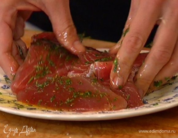 Рыбу посолить и смазать пряным маслом со всех сторон.